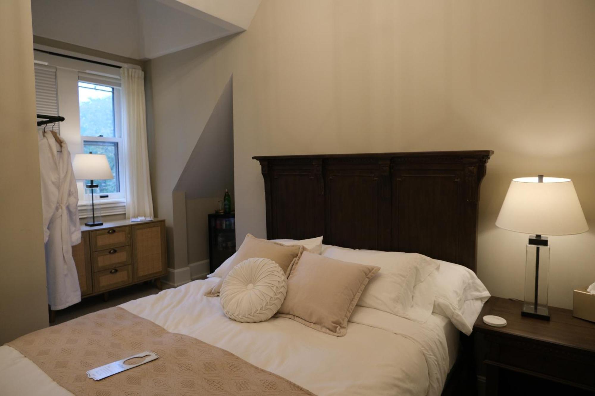 Mon Bijou Hotel Oconomowoc ภายนอก รูปภาพ