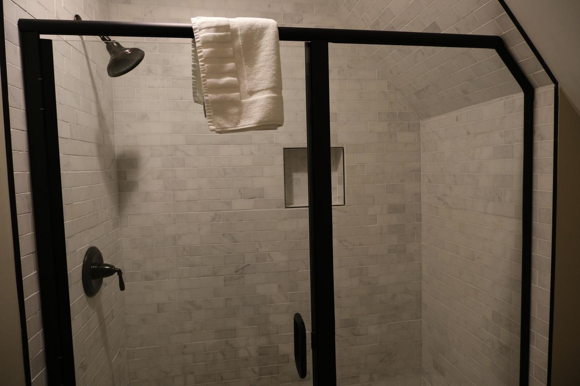 Mon Bijou Hotel Oconomowoc ภายนอก รูปภาพ