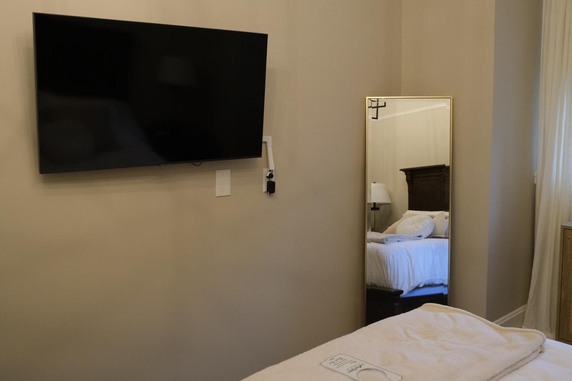 Mon Bijou Hotel Oconomowoc ภายนอก รูปภาพ