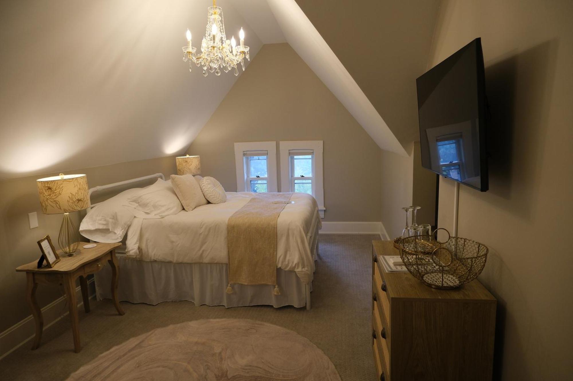 Mon Bijou Hotel Oconomowoc ภายนอก รูปภาพ
