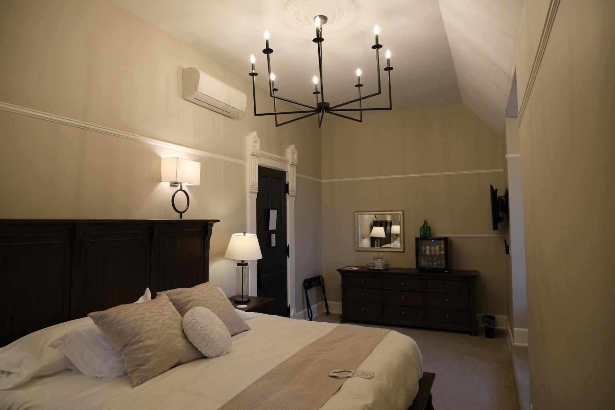Mon Bijou Hotel Oconomowoc ภายนอก รูปภาพ