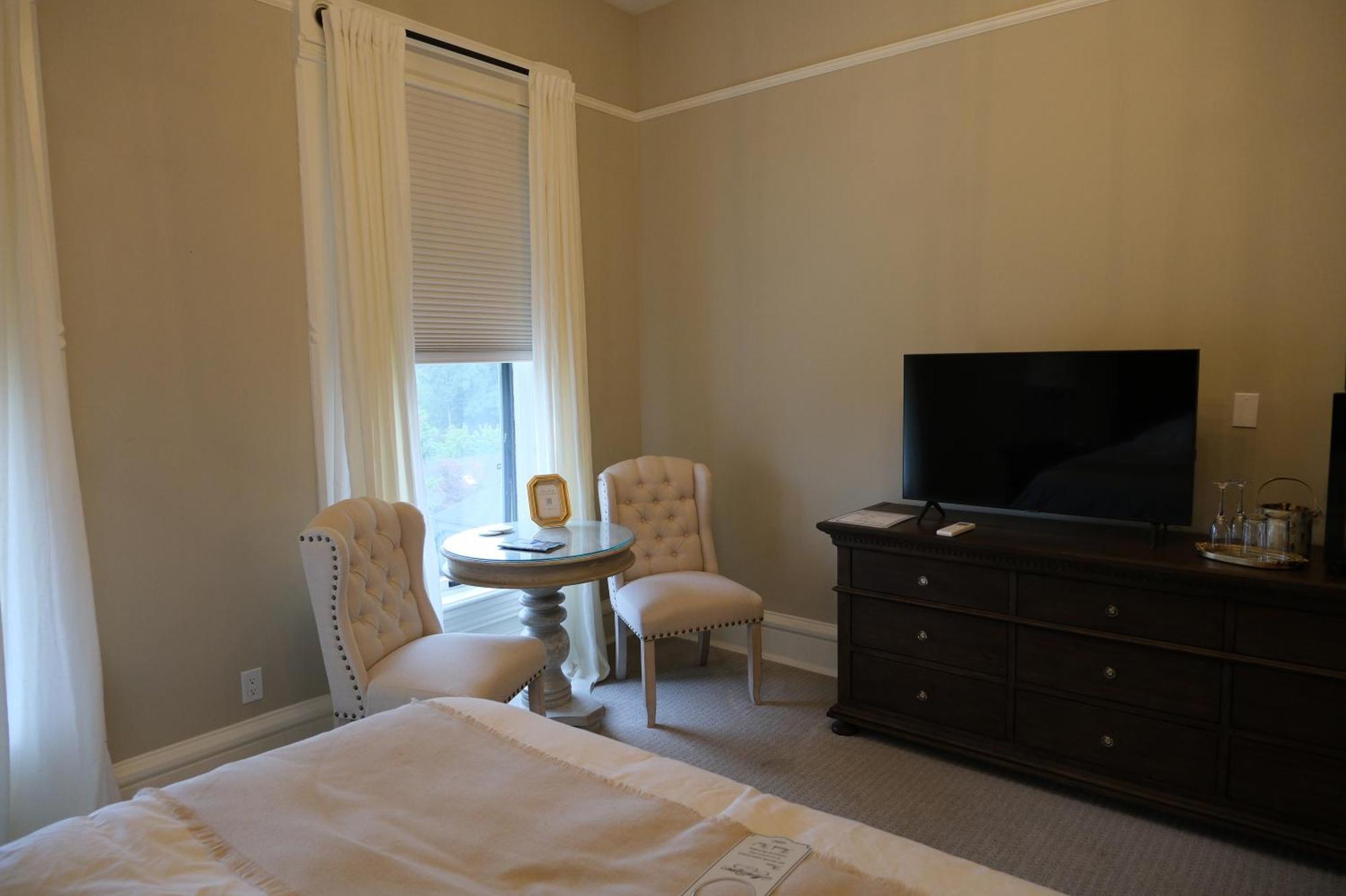 Mon Bijou Hotel Oconomowoc ภายนอก รูปภาพ