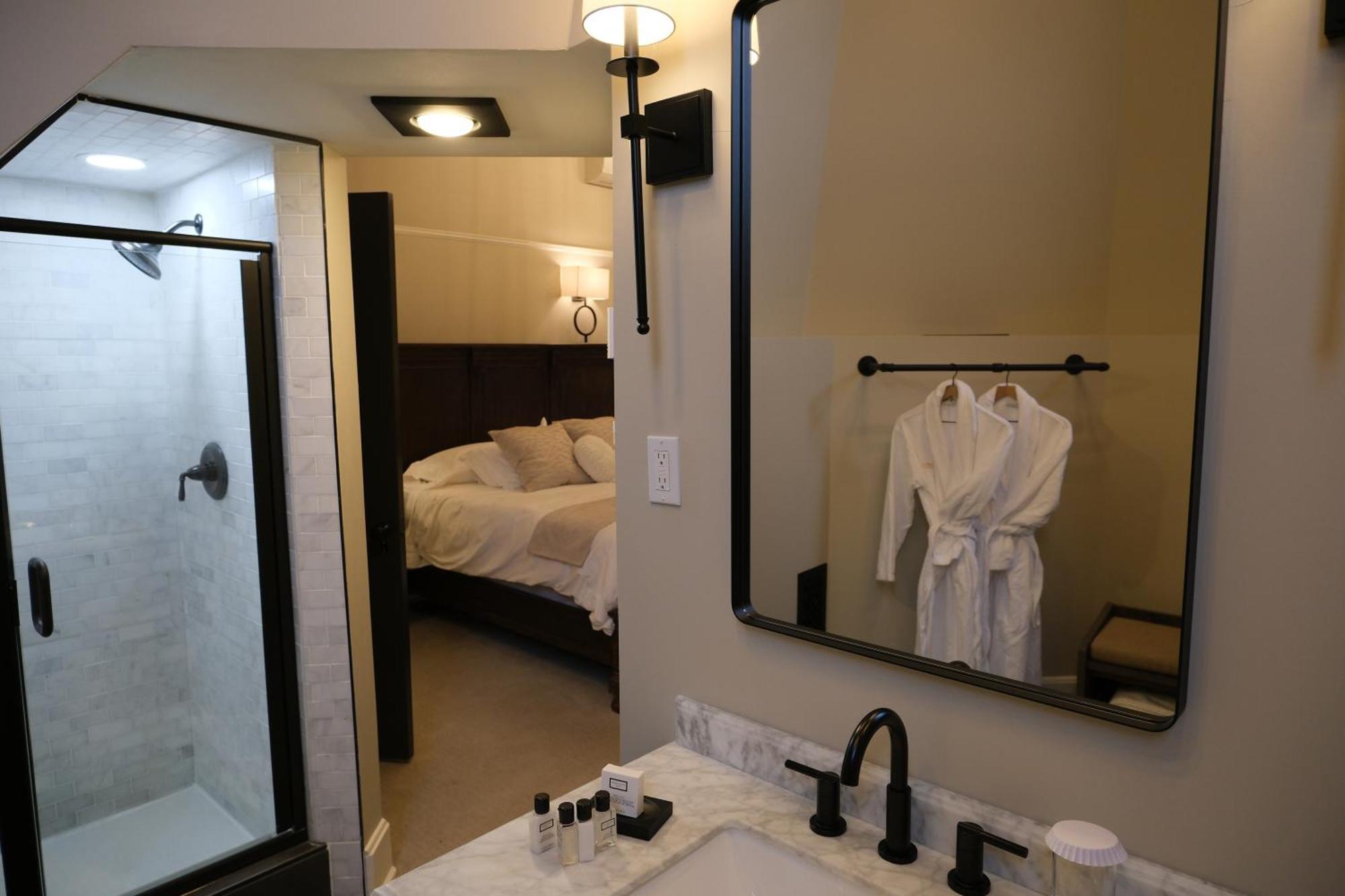 Mon Bijou Hotel Oconomowoc ภายนอก รูปภาพ