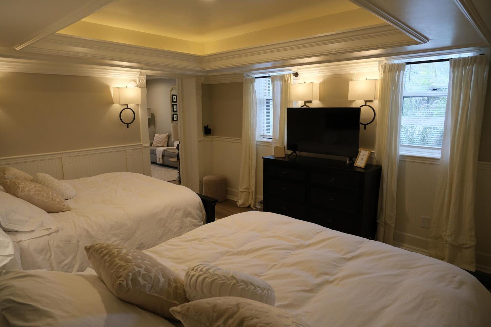 Mon Bijou Hotel Oconomowoc ภายนอก รูปภาพ