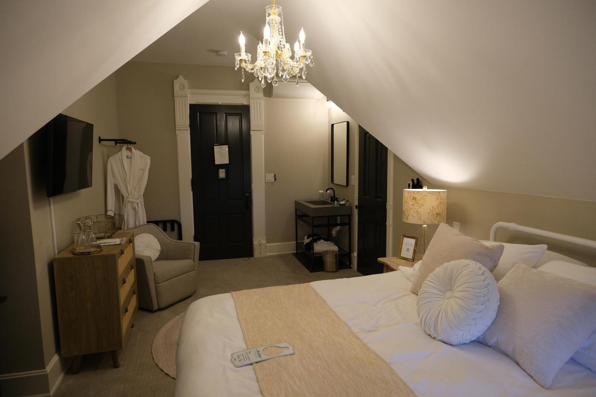 Mon Bijou Hotel Oconomowoc ภายนอก รูปภาพ