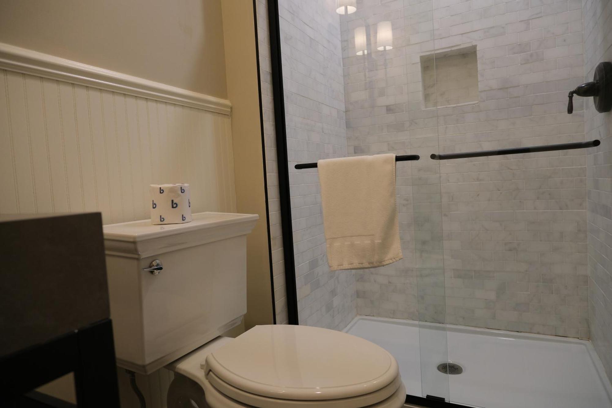 Mon Bijou Hotel Oconomowoc ภายนอก รูปภาพ