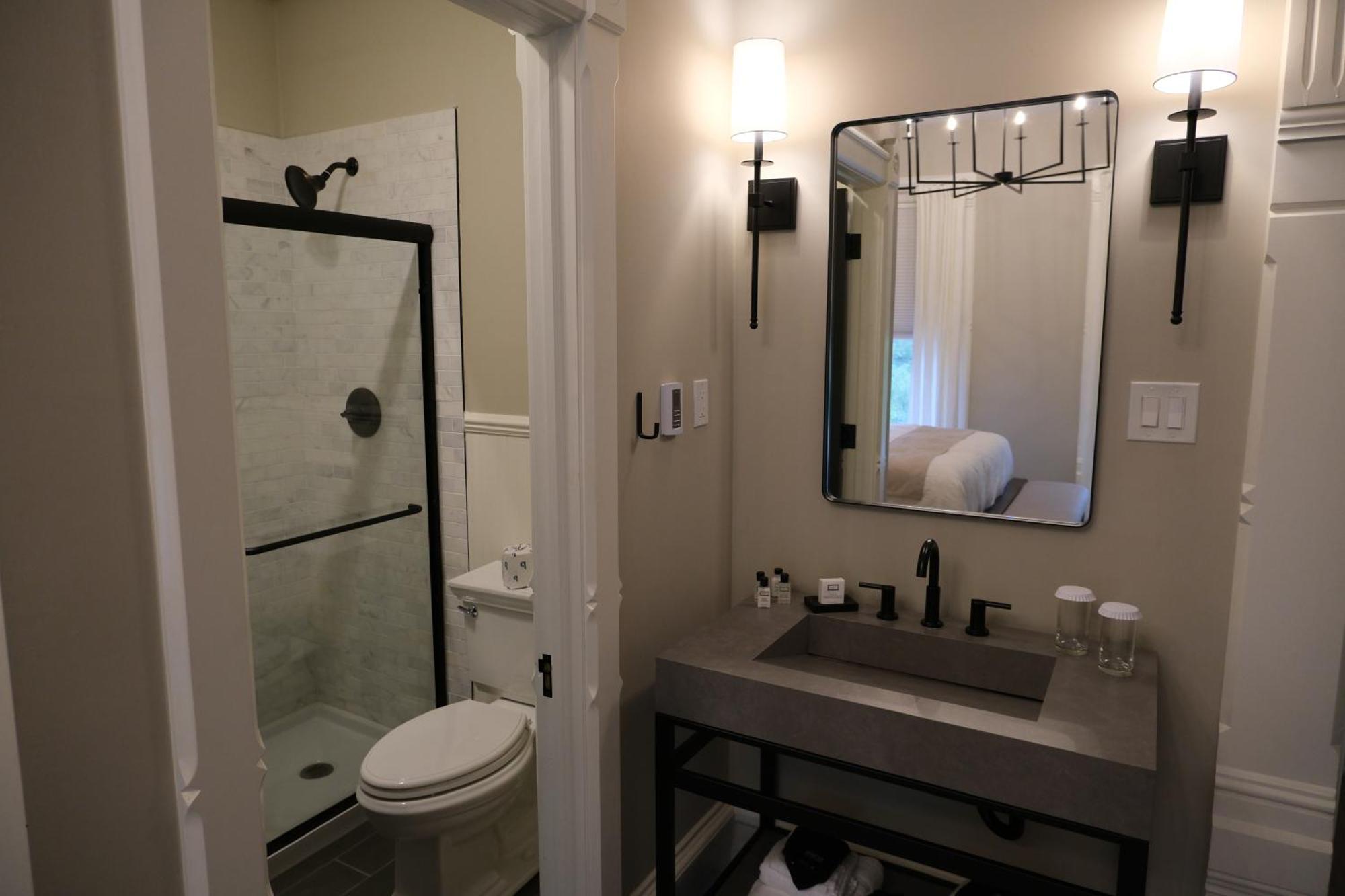 Mon Bijou Hotel Oconomowoc ภายนอก รูปภาพ