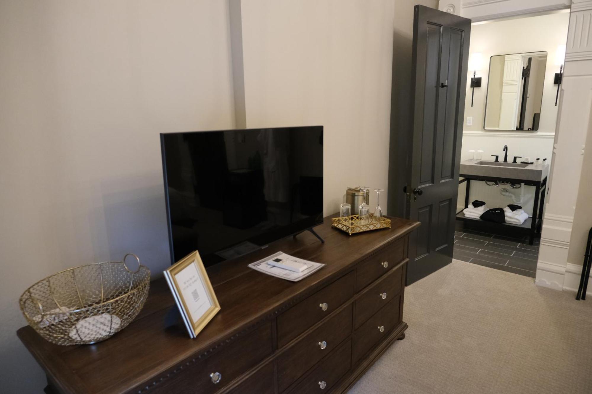 Mon Bijou Hotel Oconomowoc ภายนอก รูปภาพ