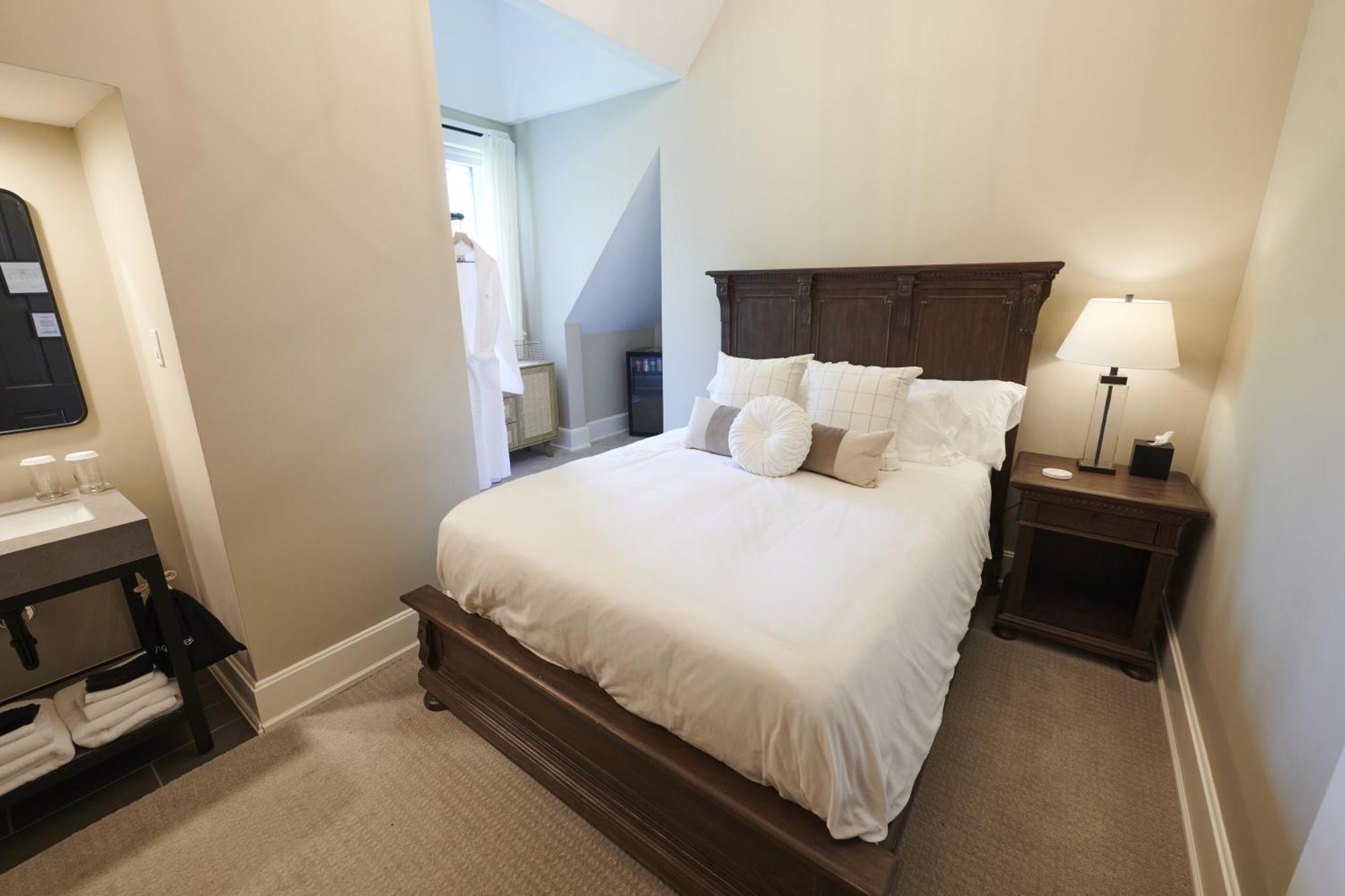 Mon Bijou Hotel Oconomowoc ภายนอก รูปภาพ