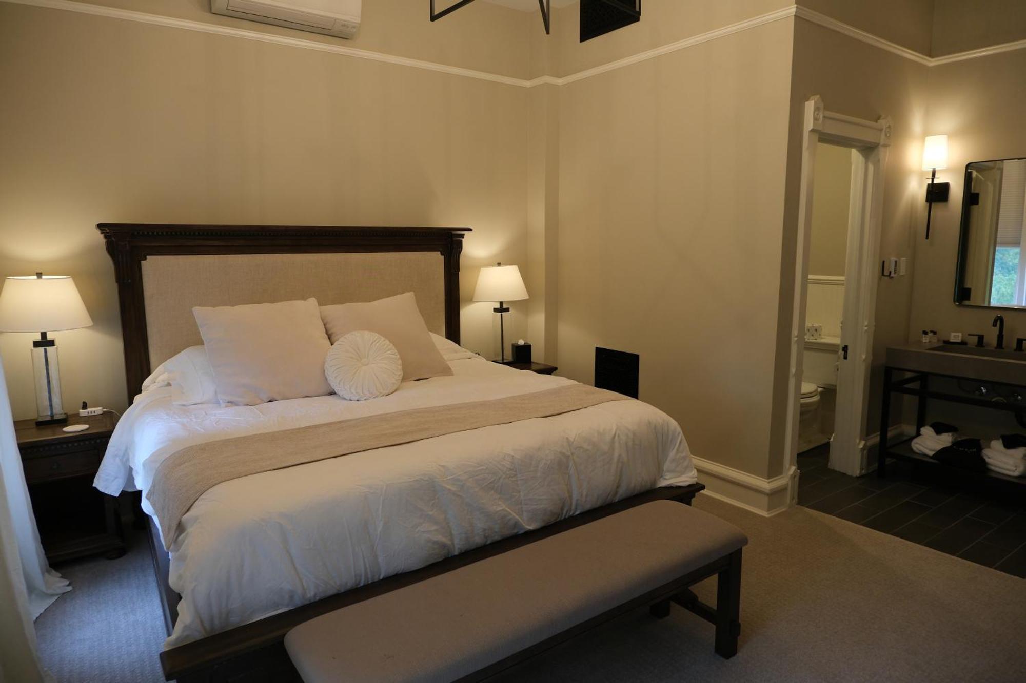 Mon Bijou Hotel Oconomowoc ภายนอก รูปภาพ