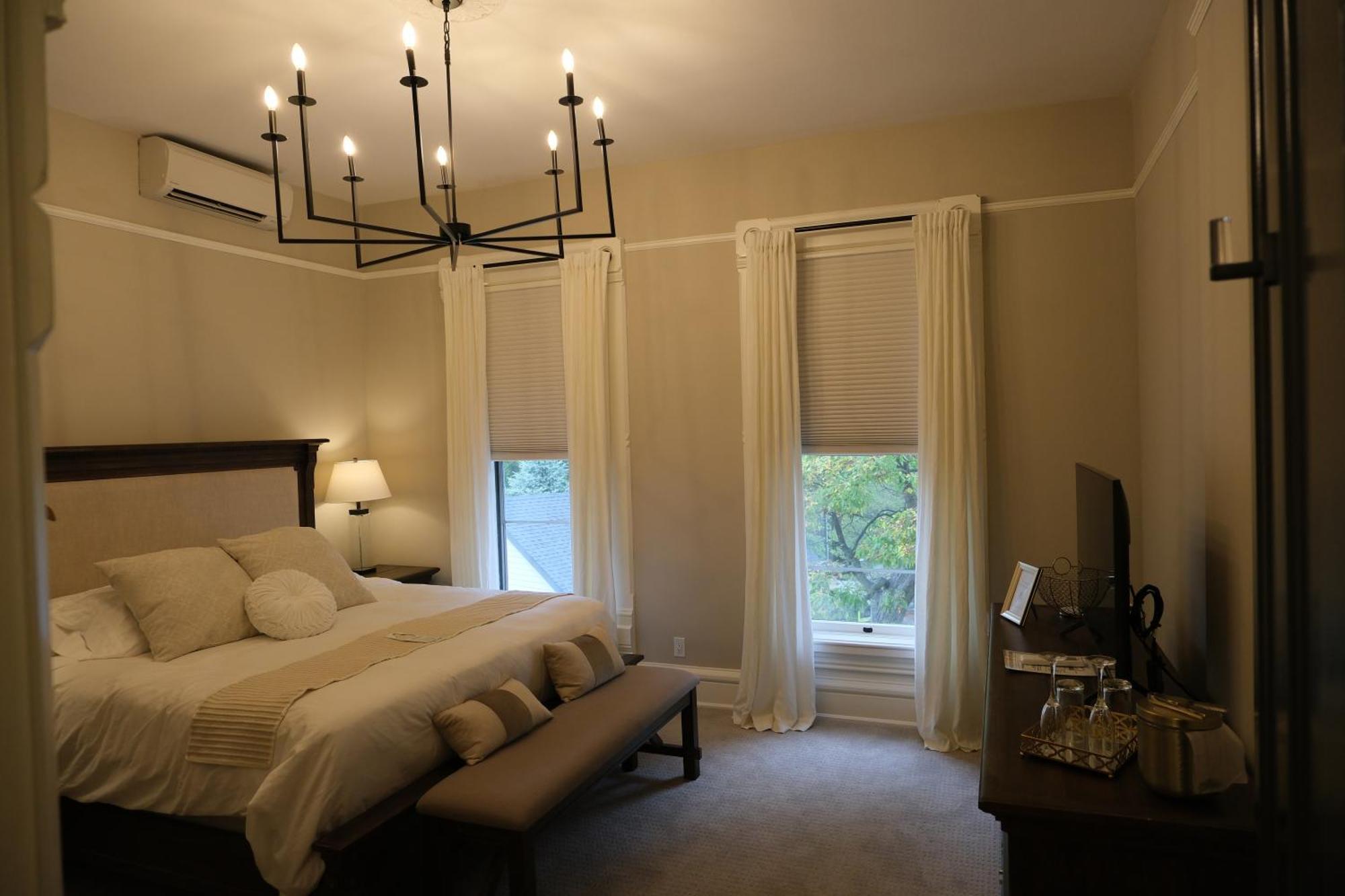 Mon Bijou Hotel Oconomowoc ภายนอก รูปภาพ