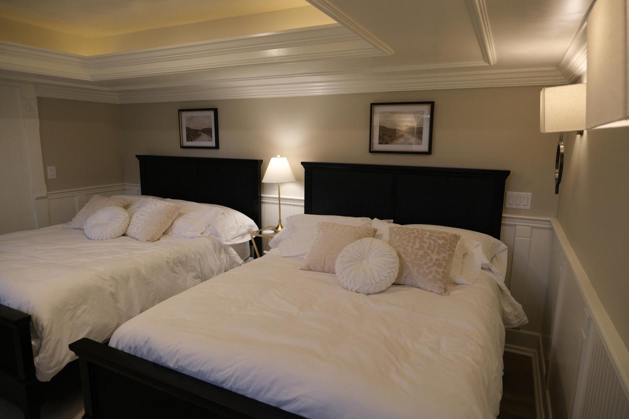 Mon Bijou Hotel Oconomowoc ภายนอก รูปภาพ