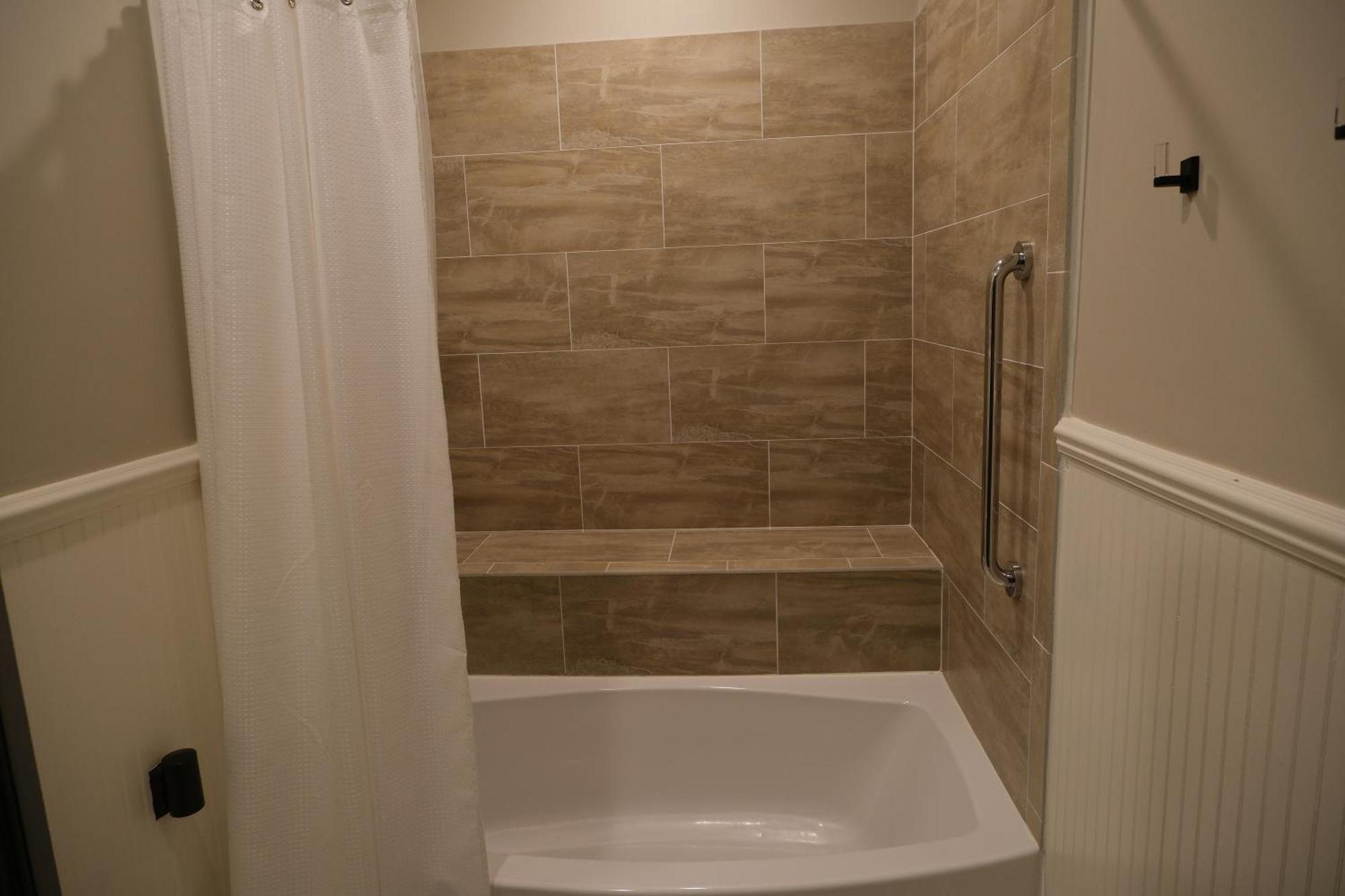 Mon Bijou Hotel Oconomowoc ภายนอก รูปภาพ