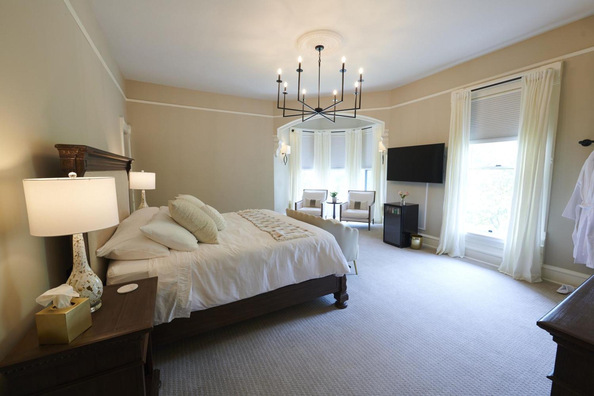 Mon Bijou Hotel Oconomowoc ภายนอก รูปภาพ