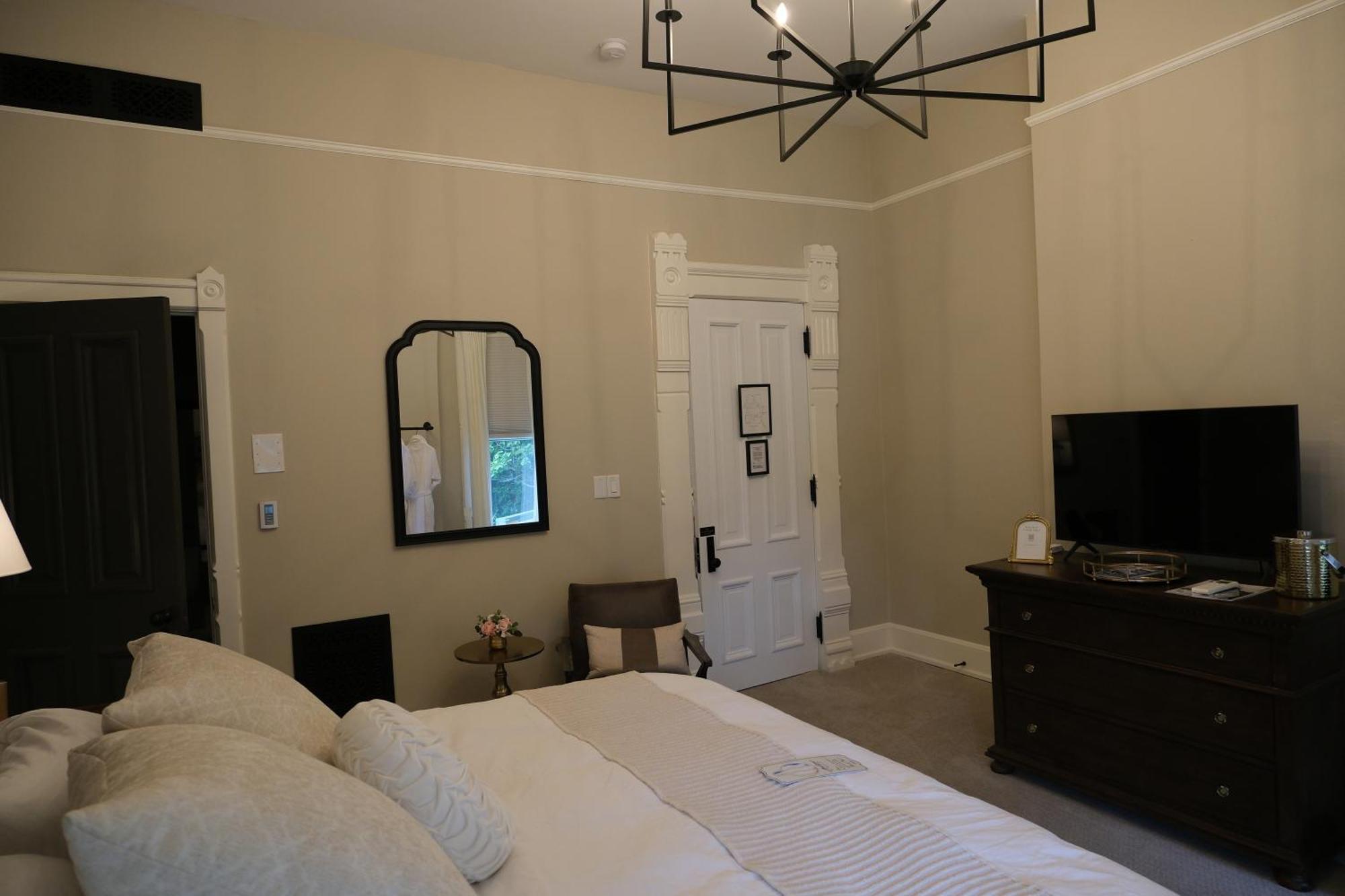 Mon Bijou Hotel Oconomowoc ภายนอก รูปภาพ