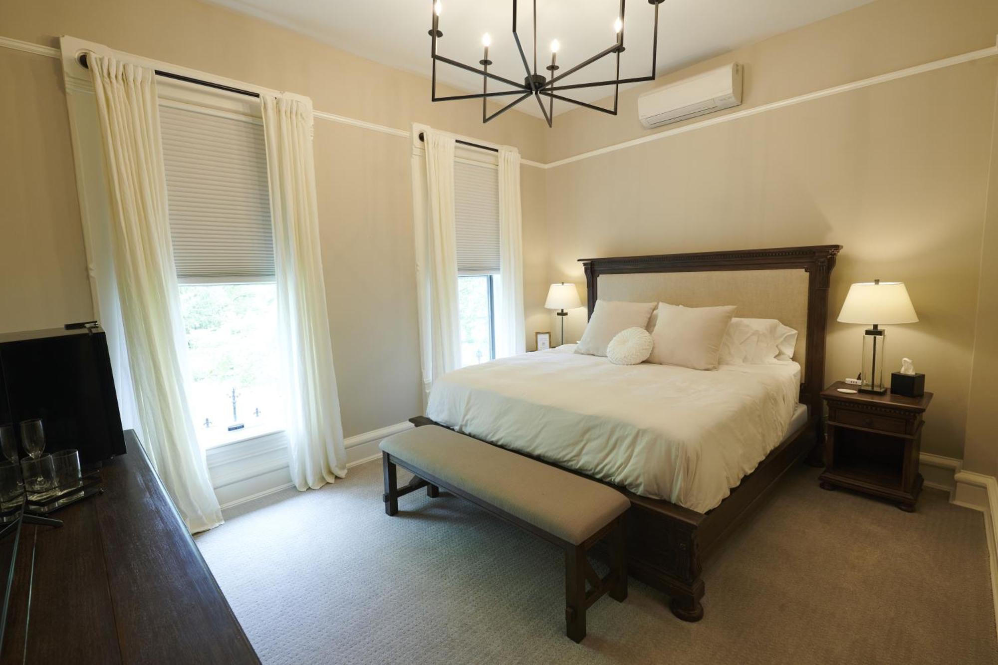 Mon Bijou Hotel Oconomowoc ภายนอก รูปภาพ