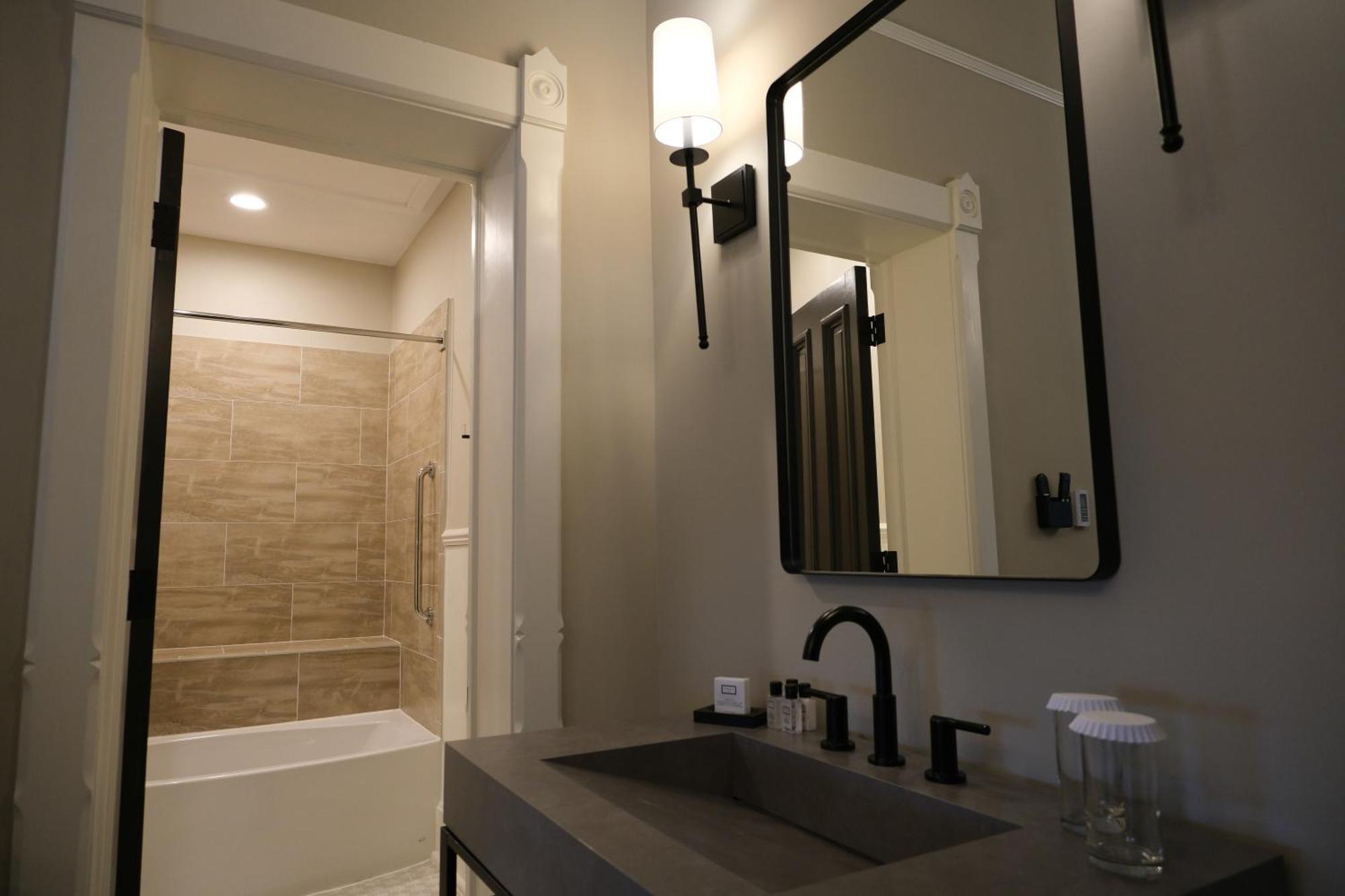 Mon Bijou Hotel Oconomowoc ภายนอก รูปภาพ