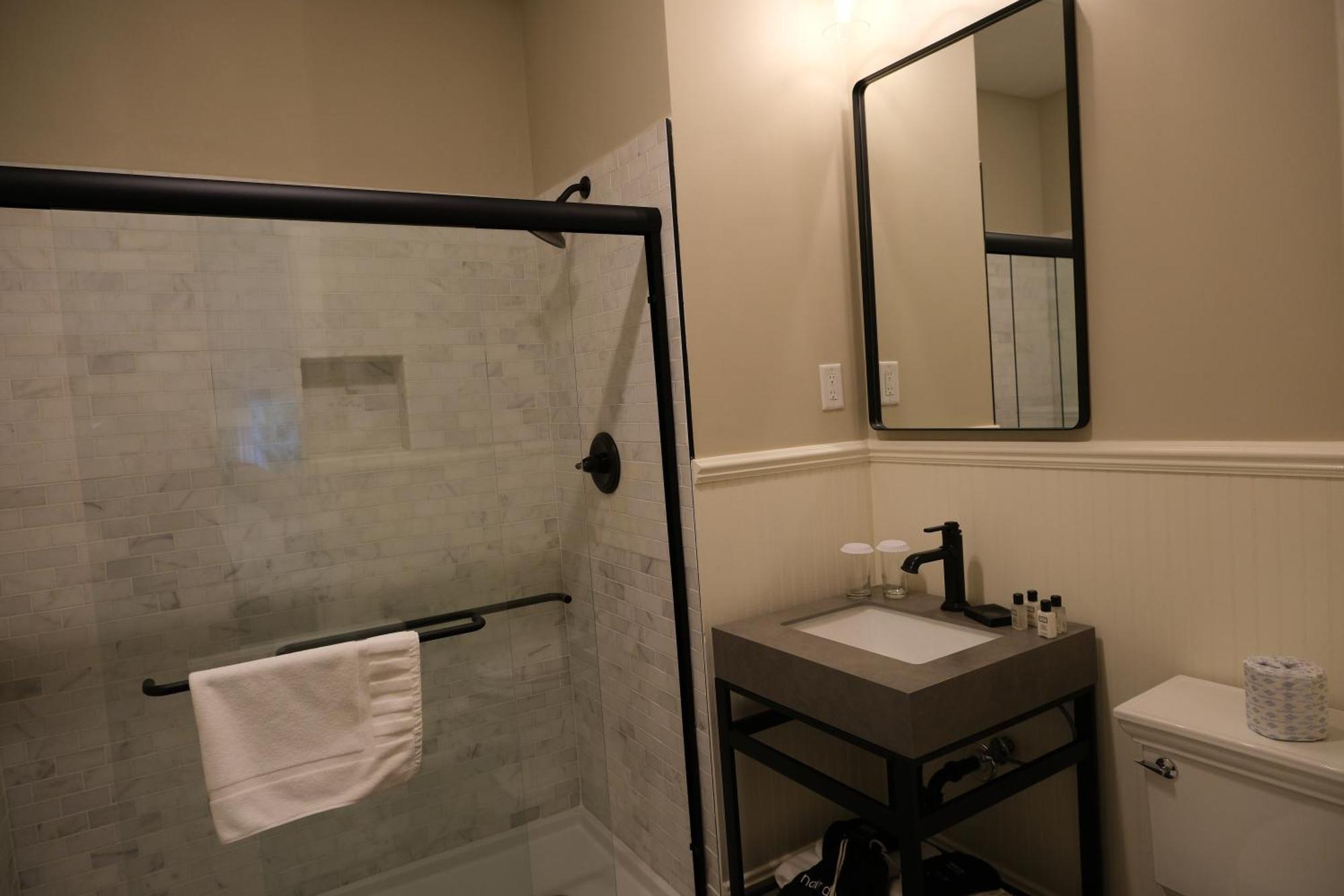 Mon Bijou Hotel Oconomowoc ภายนอก รูปภาพ