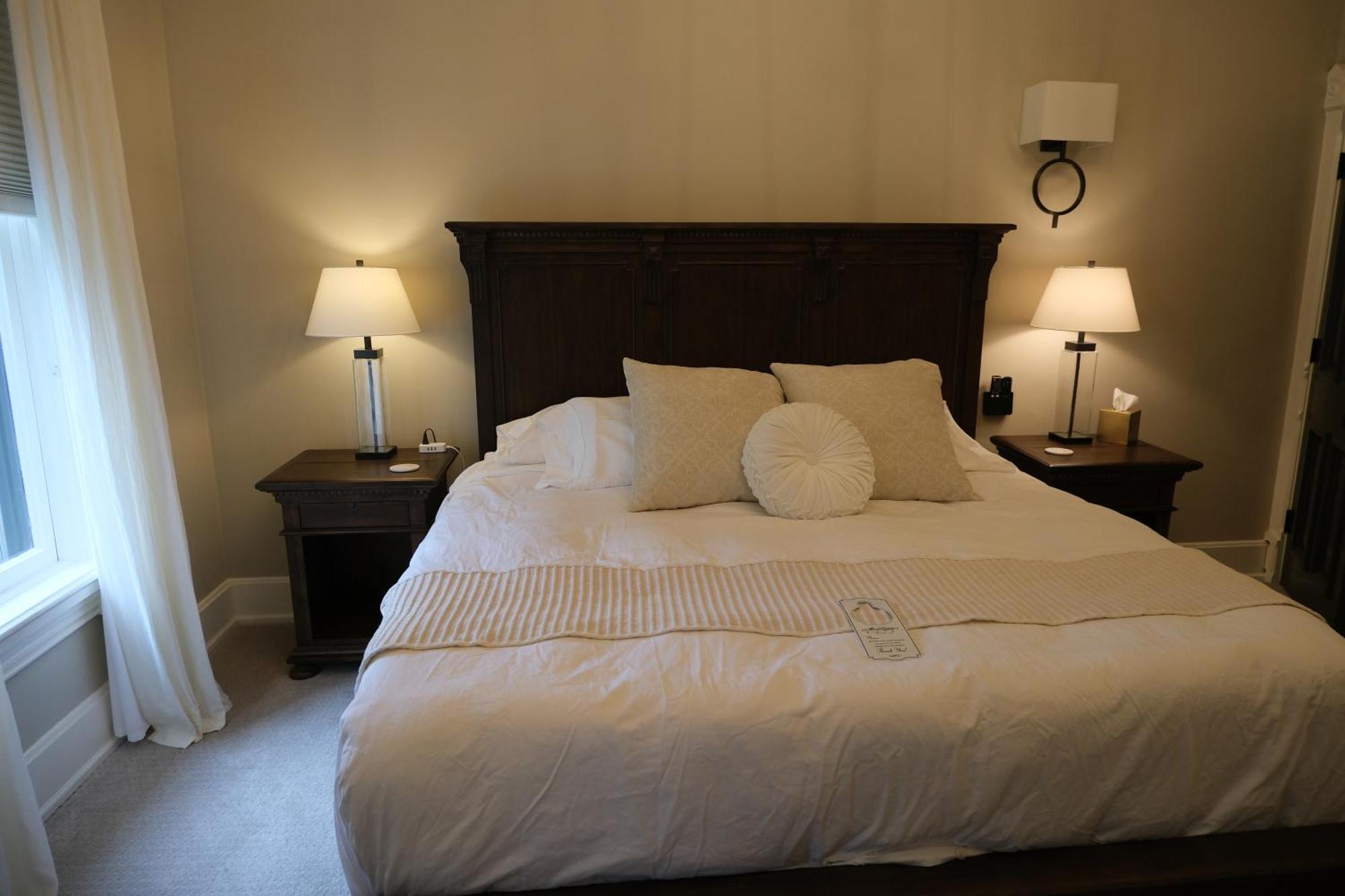 Mon Bijou Hotel Oconomowoc ภายนอก รูปภาพ