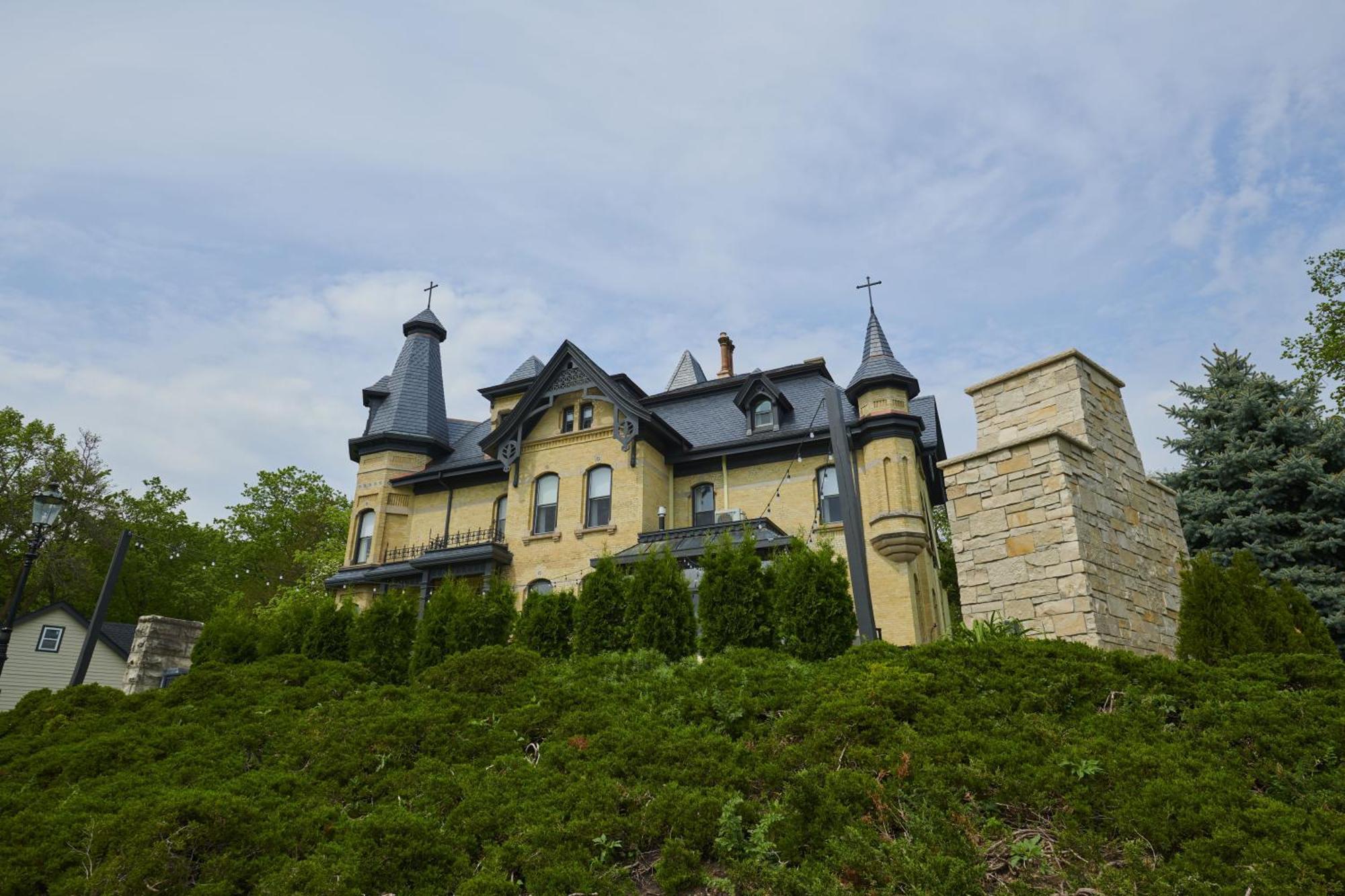 Mon Bijou Hotel Oconomowoc ภายนอก รูปภาพ